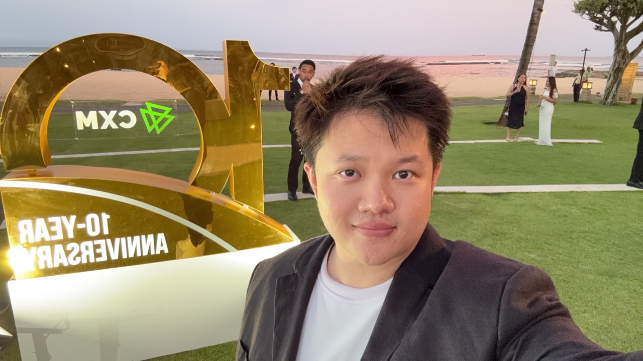 Lucas Loo at an outdoor broker event